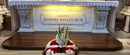 Tomba di San Giovanni Paolo II con un mazzo di fiori bianchi e rossi, foto Grzegorz Gałązka