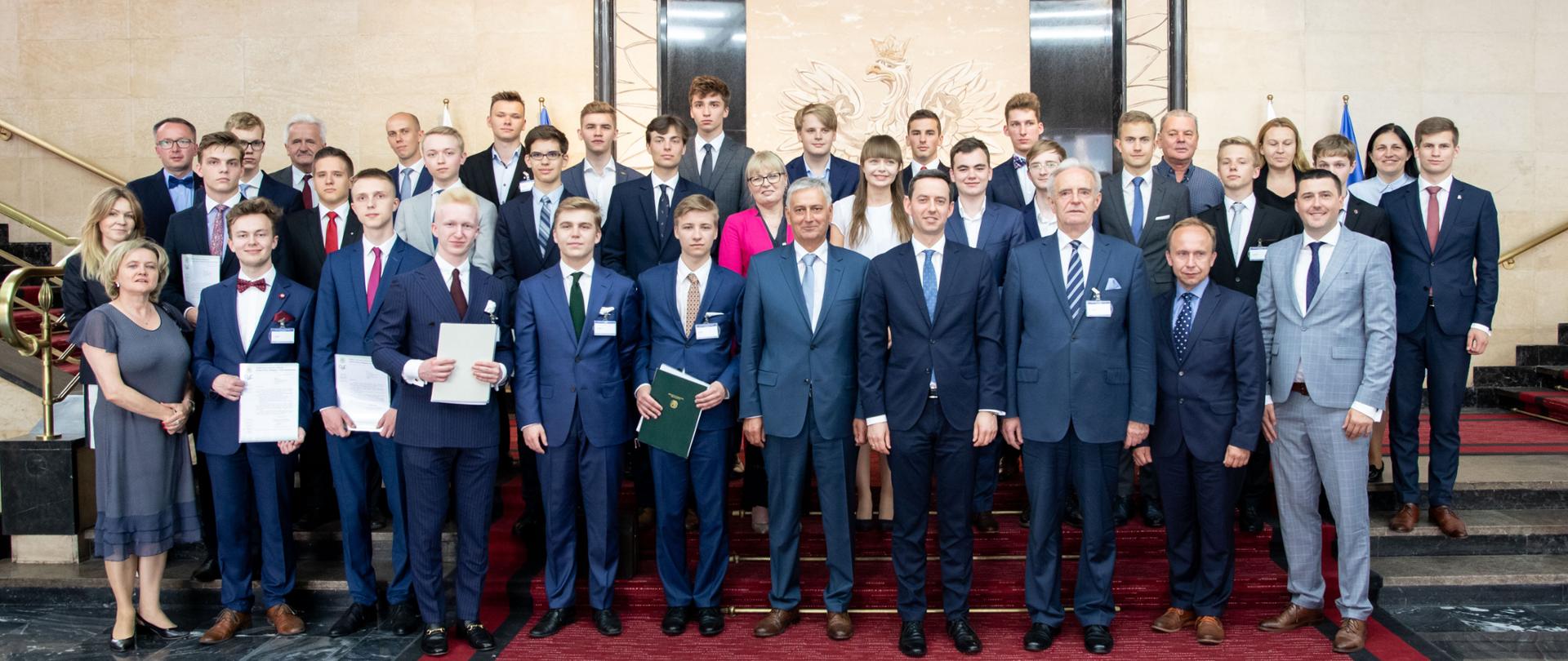 Spotkanie z laureatami Olimpiady Wiedzy Ekonomicznej - zdjęcie grupowe uczestników i organizatorów.