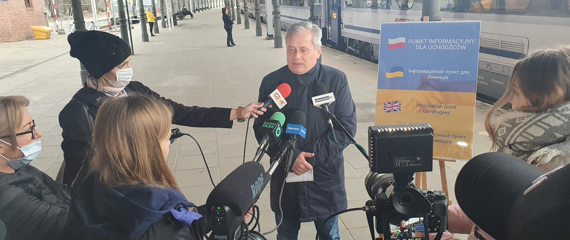 Wojewoda opolski podczas konferencji prasowej na dworcu PKP w Opolu