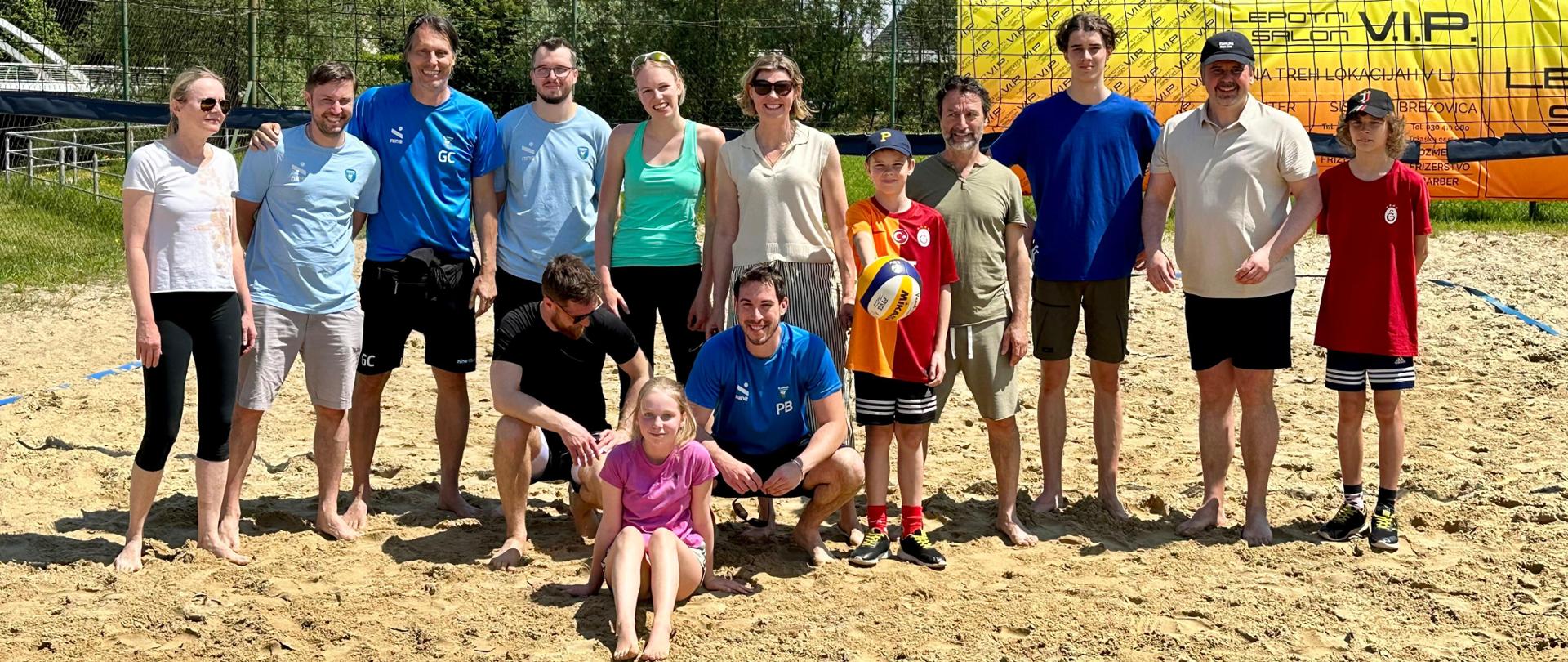 Ambasada RP w Lublanie zwycięża w w turnieju siatkówki plażowej w Lublanie 