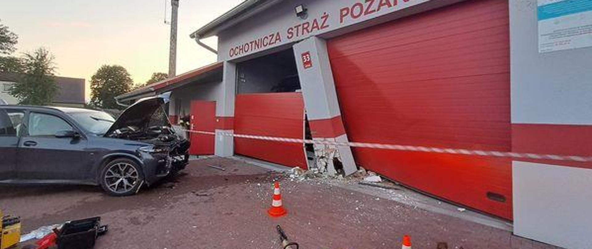 Samochód osobowy wjechał w budynek remizy OSP Lubczyna