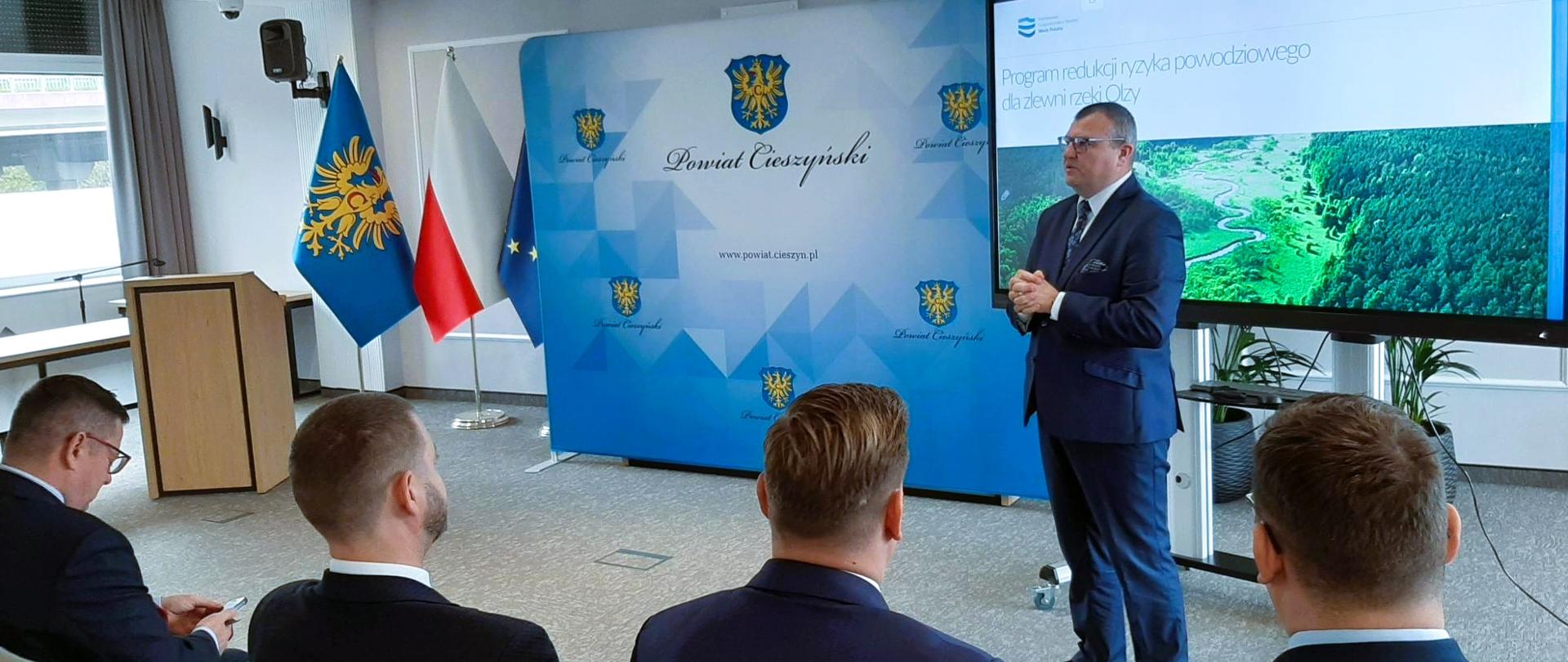 Wiceprezes Wód Polskich Marcin Jarzyński podczas inauguracji konsultacji społecznych Programu Redukcji Ryzyka Powodziowego w Zlewni Rzeki Olzy