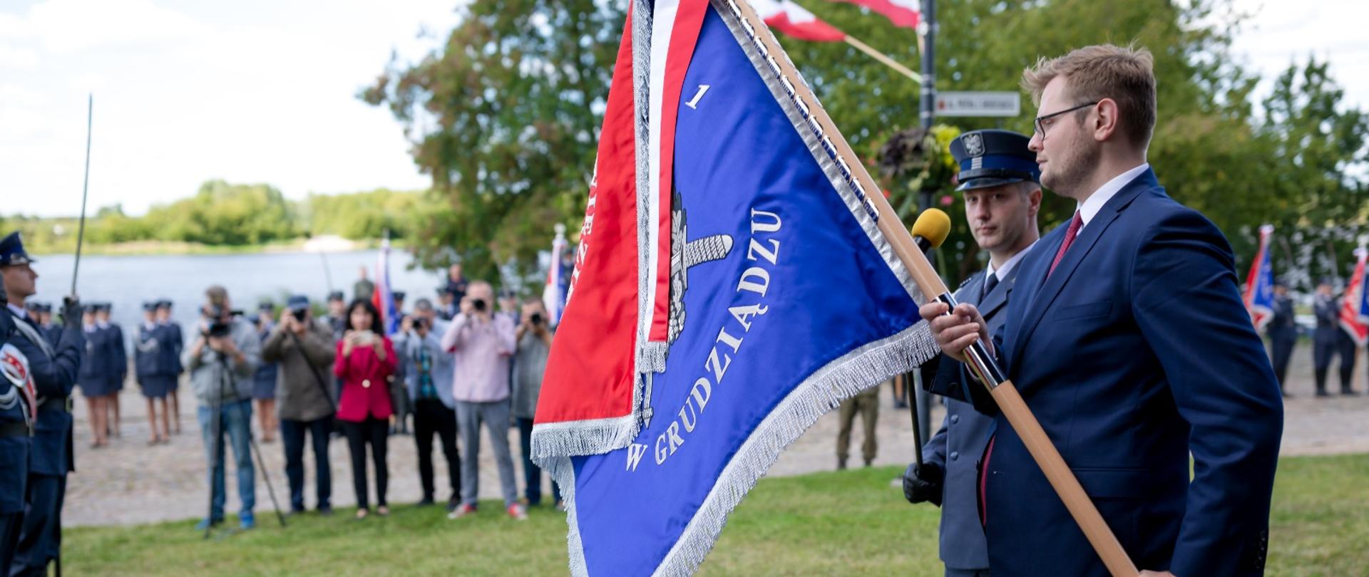 Wiceminister Michał Woś na uroczystości nadania sztandaru dla zakładu karnego w Grudziądzu
