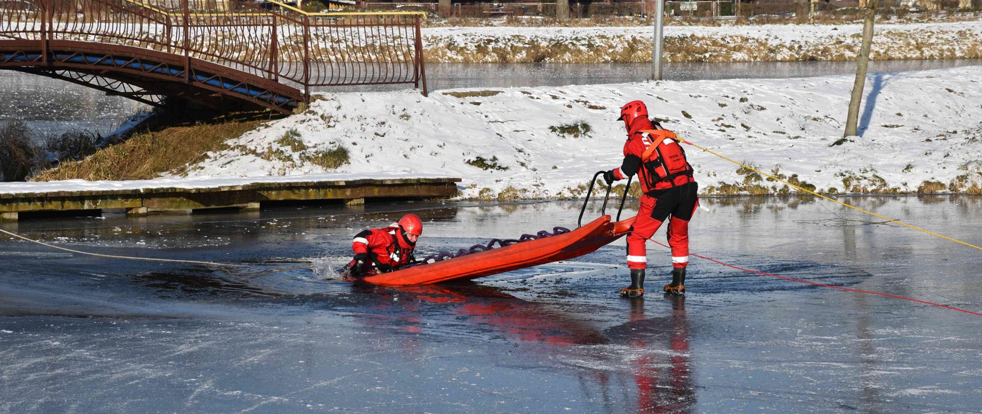 Ćwiczenia strażaków na lodzie