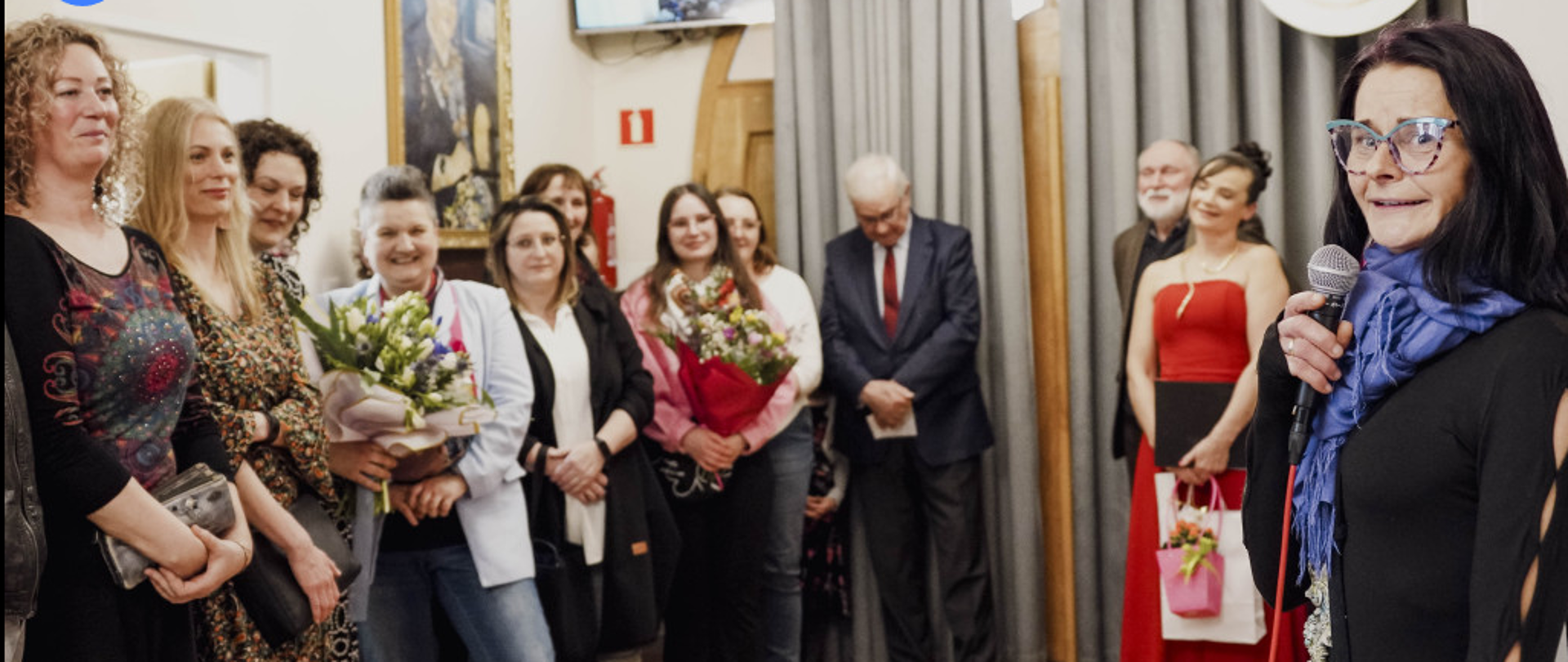 Pani Dyrektor Sonia Wachowska wraz z zaproszonymi gośćmi podczas Wernisażu wystawy prac Ewy Anny Wiśniewskiej „Wdzięczność” w PSM I stopnia w Lublińcu