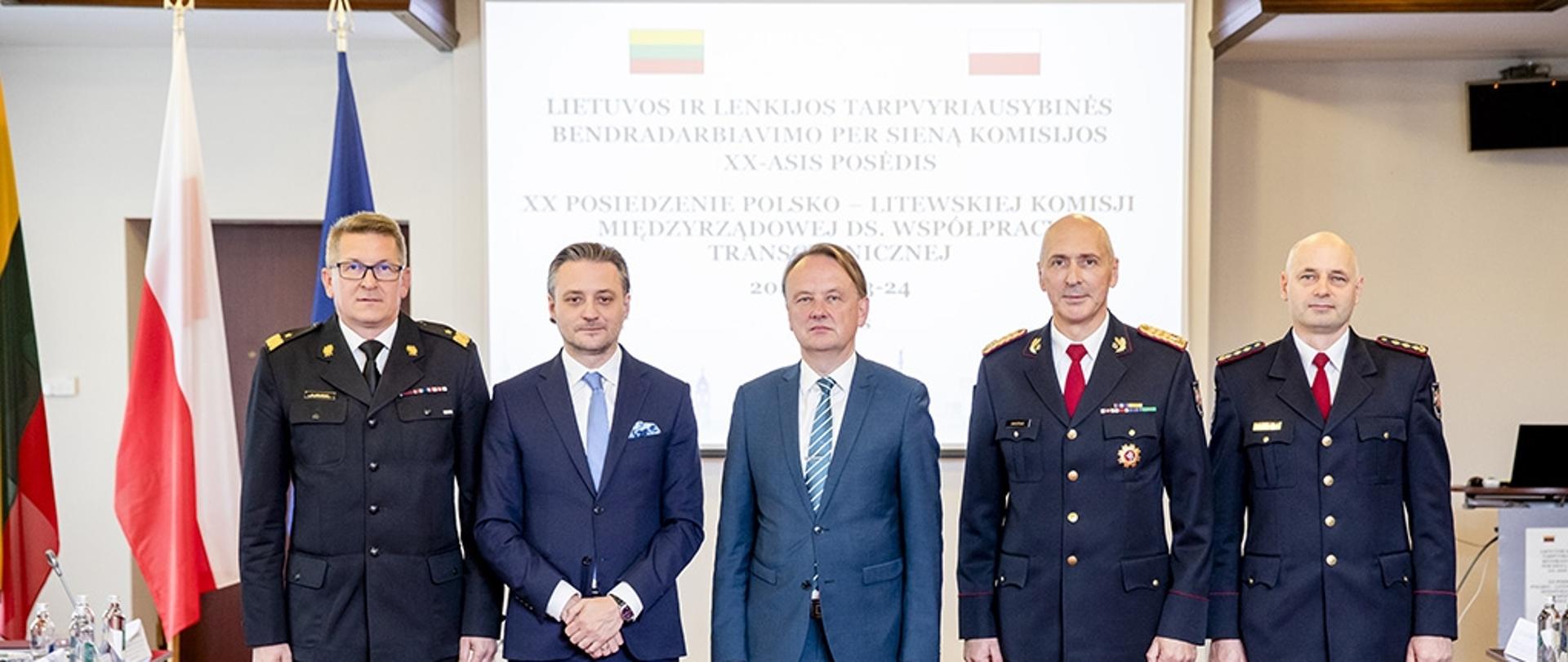 Zdjęcie grupowe pięciu uczestników XX posiedzenie Polsko-Litewskiej Komisji Międzyrządowej ds. Współpracy Transgranicznej oraz VI posiedzenie grupy roboczej ds. ratownictwa i ochrony ludności w warunkach sytuacji nadzwyczajnych.