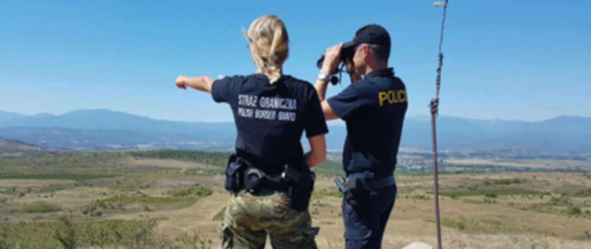 Zdjęcia przedstawia funkcjonariuszkę Straży Granicznej wraz z zagranicznym przedstawicielem policji na wspólnym patrolu. 