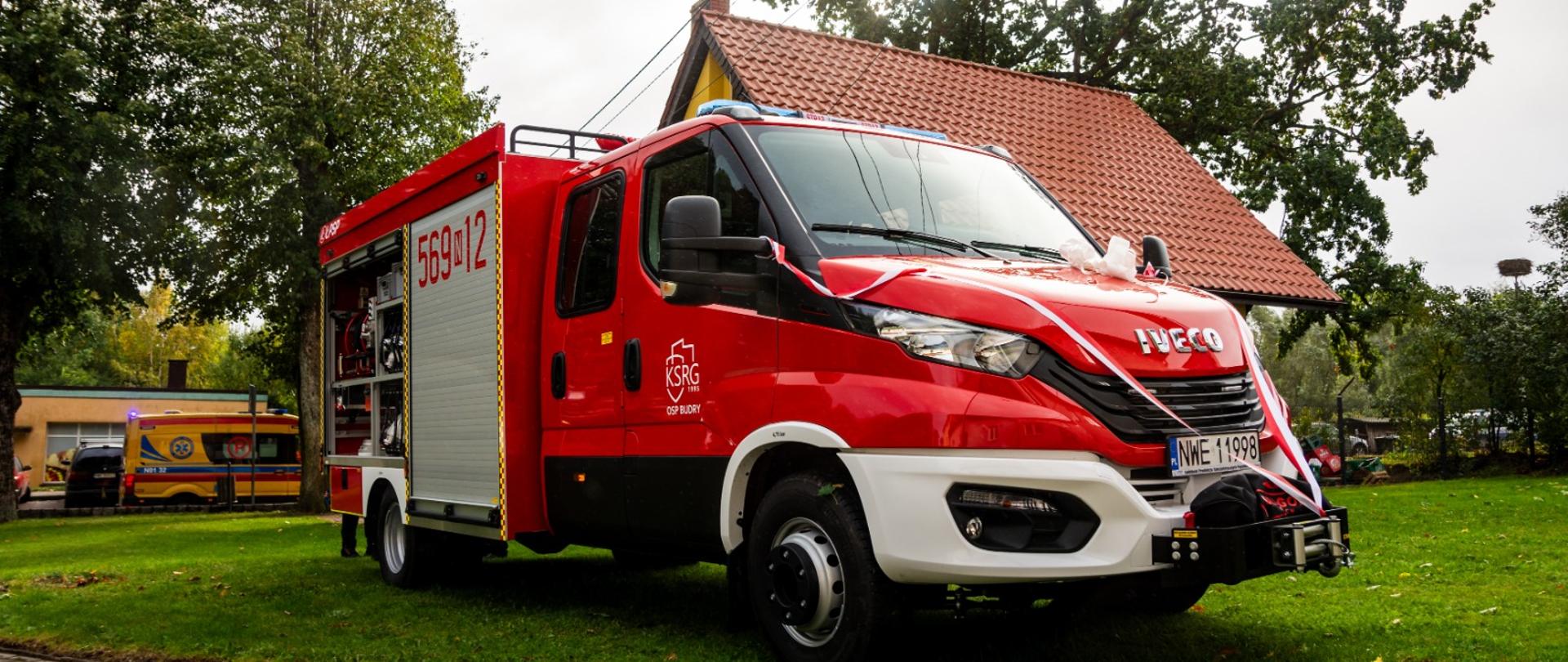 Uroczysty apel z okazji wręczenia odznaczeń, promes oraz przekazania samochodu gaśniczego