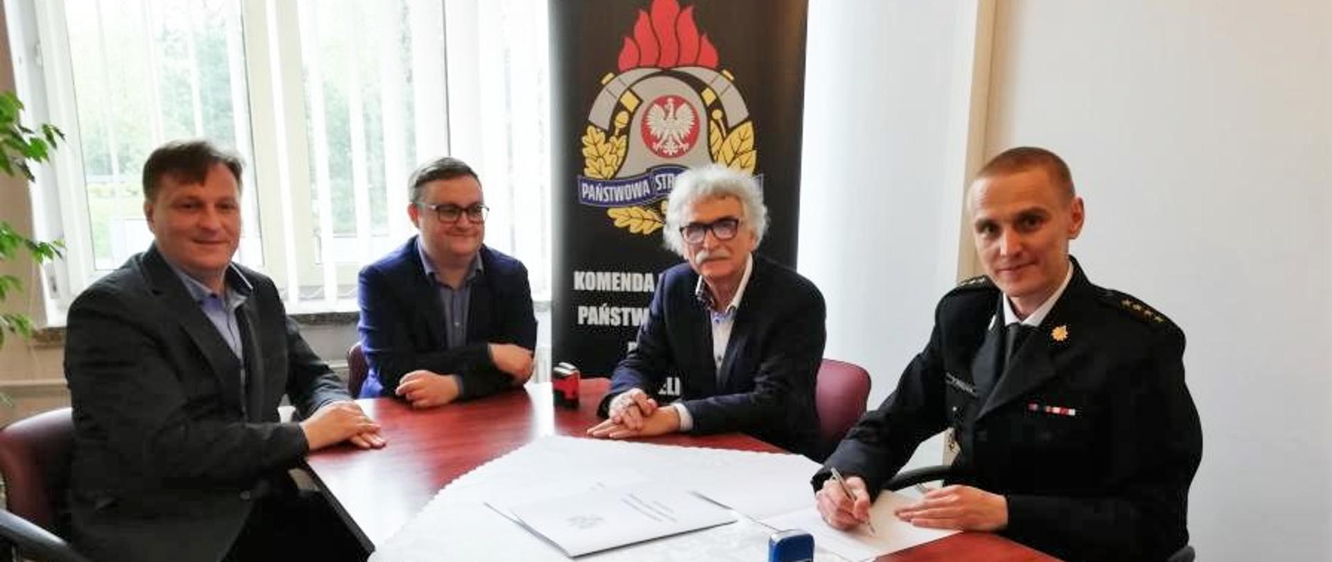 komendant powiatowy Państwowej Straży Pożarnej, wicestarosta wielicki, przewodniczący rady powiatu wielickiego, przedstawiciel biura projektowego podpisują umowę na wykonanie dokumentacji projektowej