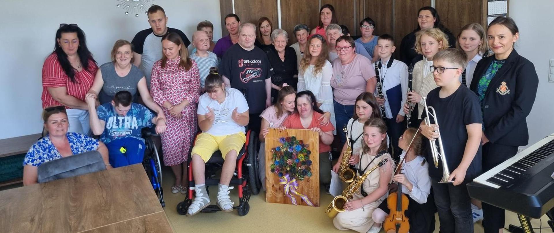 Podopieczni Środowiskowego Domu Samopomocy w Siedlnicy oraz wykonawcy koncertu.