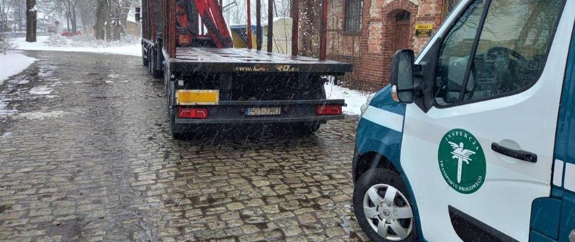 Brak było tylnej tablicy z prawej strony wyróżniającej pojazd długi i ciężki 