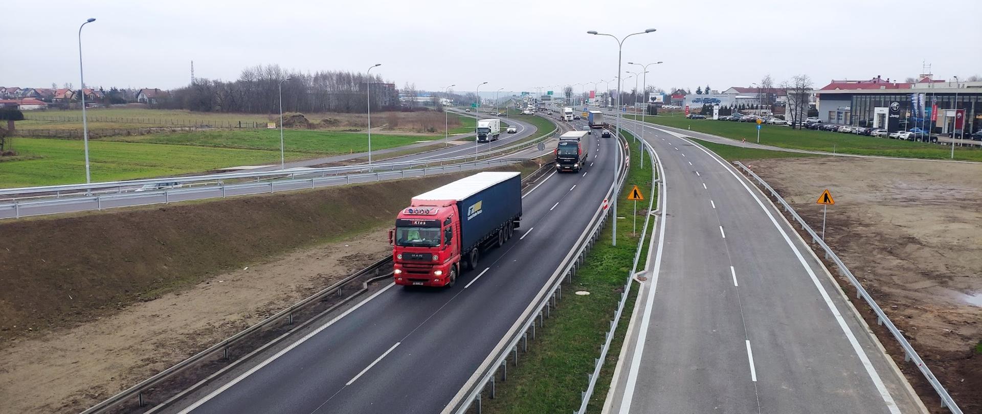 samochody jadące nowym węzłem drogowym Porosły