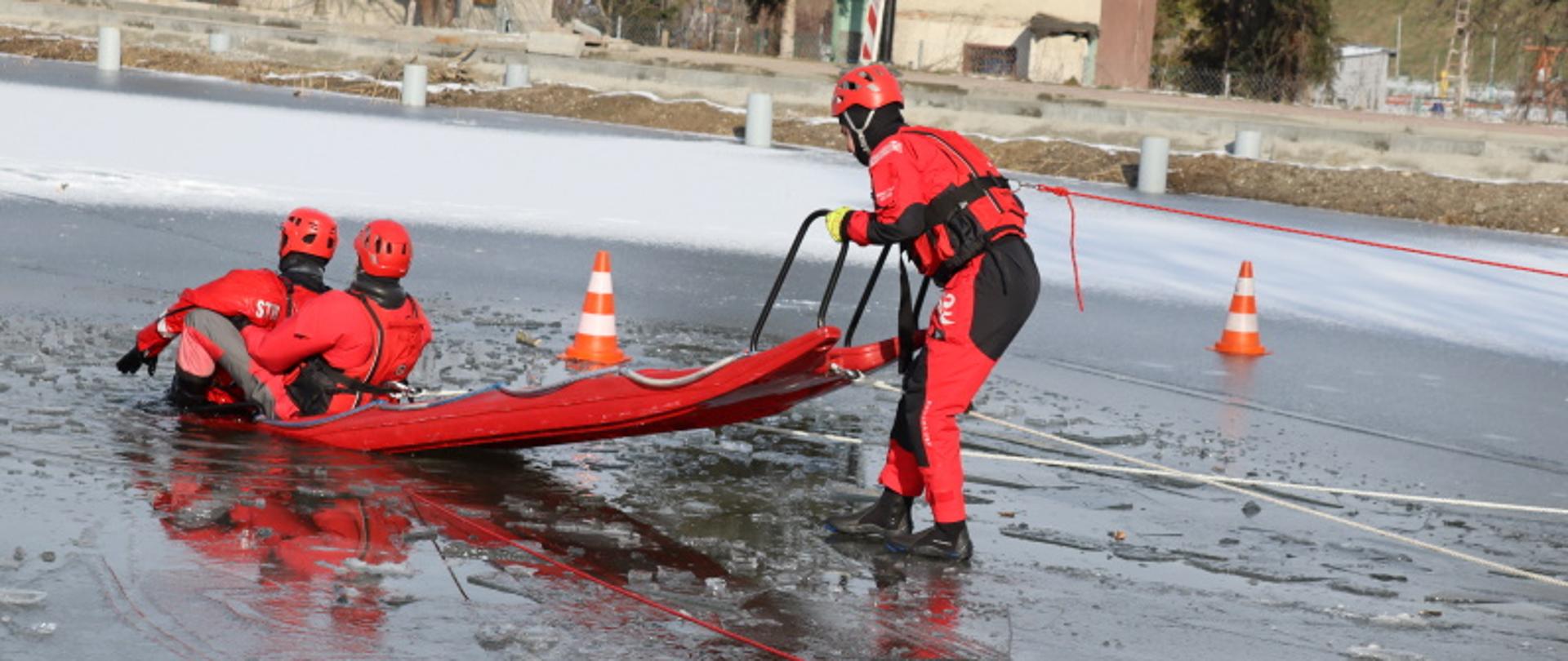 Podejmowanie osoby pod którą załamał się lód za pomocą sań lodowych
