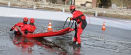 Podejmowanie osoby pod którą załamał się lód za pomocą sań lodowych