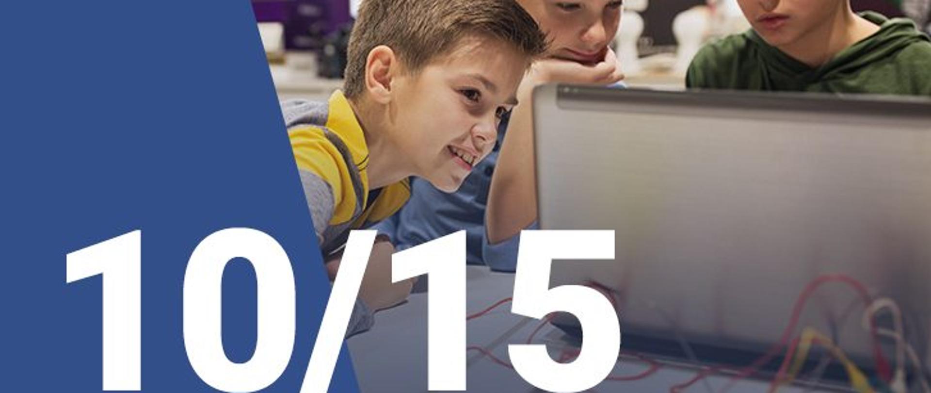 Na zdjęciu widzimy trzech chłopców patrzących na ekran laptopa. W dolnym lewym rogu widoczna jest numeracja zdjęcia (10/15)