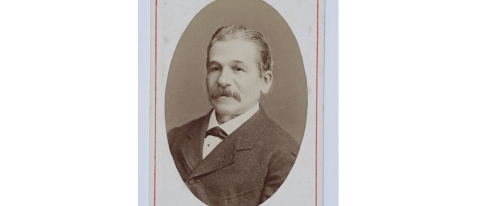 Zdjęcie przedstawia polskiego baletmistrza Romana Turczynowicza, zostało wykonane ok. 1879 roku. Czarno ciała fotografia otoczona białym wypełnieniem z czerwoną ramką wokół.