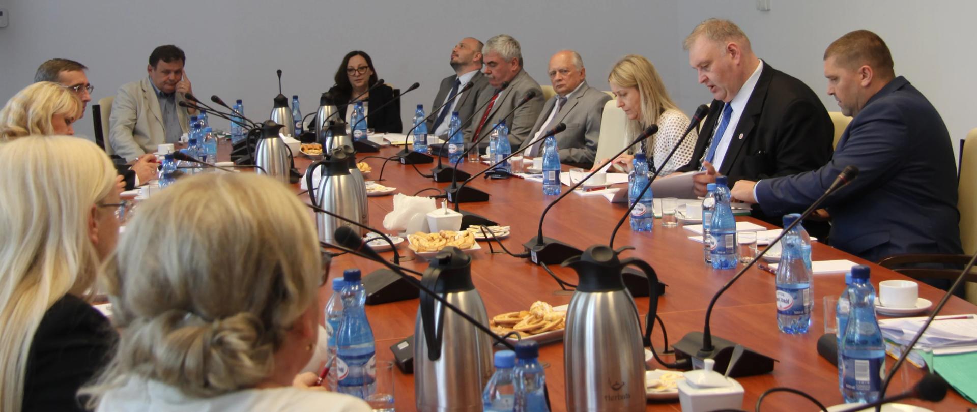 zdjęcie przedstawiające kierownictwo prokuratury przy okrągłym stole podczas Posiedzenia Krajowej Rady Prokuratorów w dniu 29 czerwca 2019 roku w Warszawie