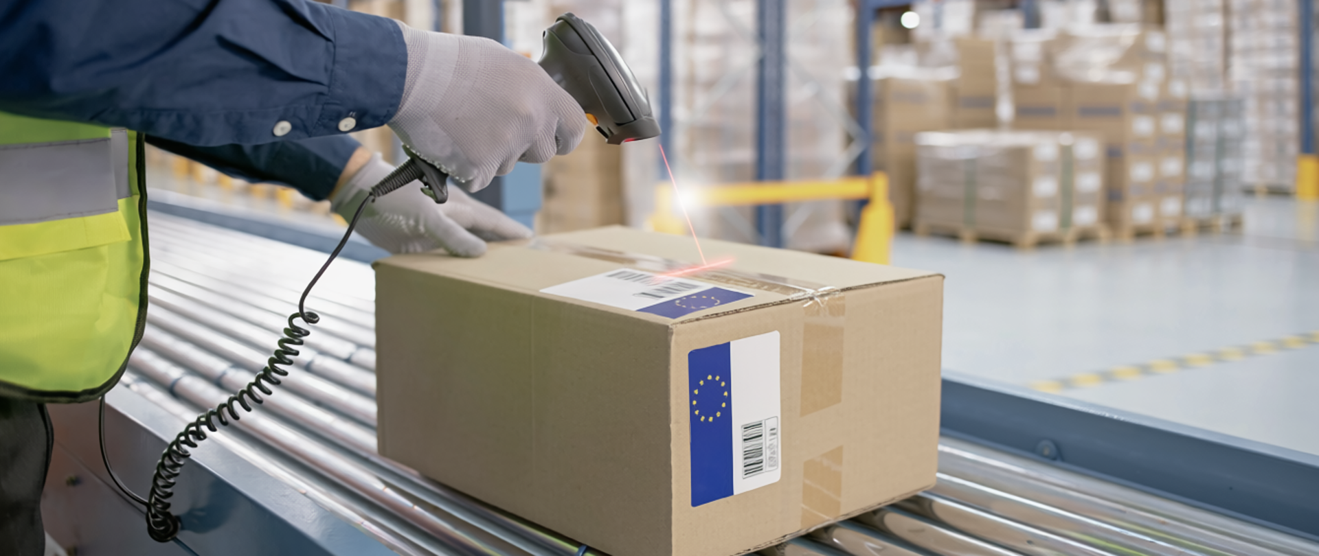 Paczka na taśmie z etykietą skanowaną skanerem.