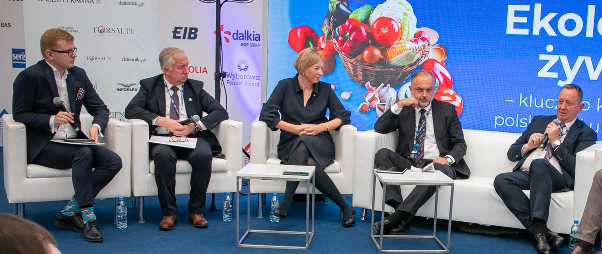 Podsekretarz stanu Ryszard Kamiński siedzący wśród prelegentów debaty