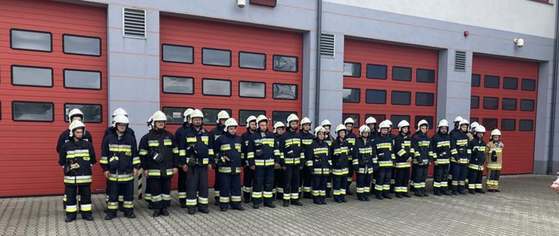 Nowi adepci pożarnictwa w powiecie staszowskim po pozytywnie zaliczonym egzaminie końcowym.