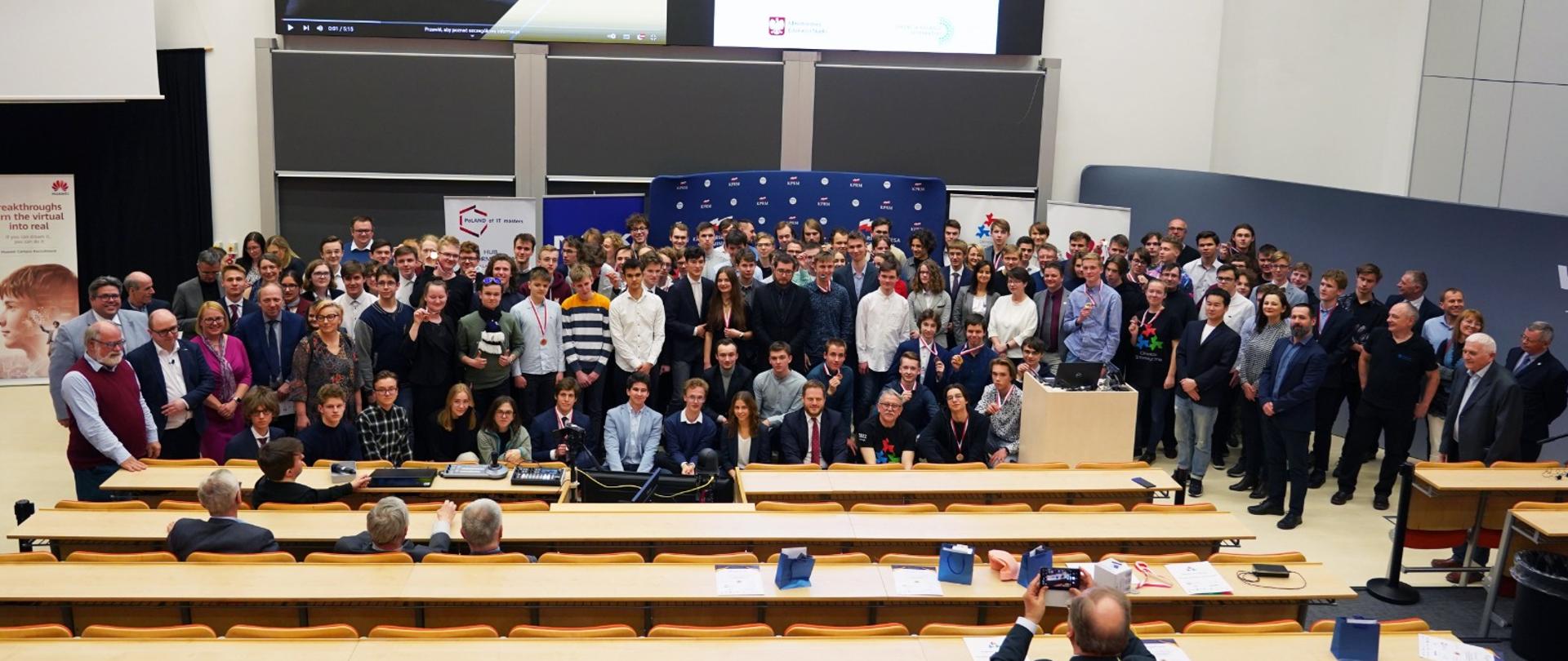 Zdjęcie grupowe przeszło 100 finalistów, opiekunów, wykładowców, oraz organizatorów 29. Olimpiady Informatycznej. 