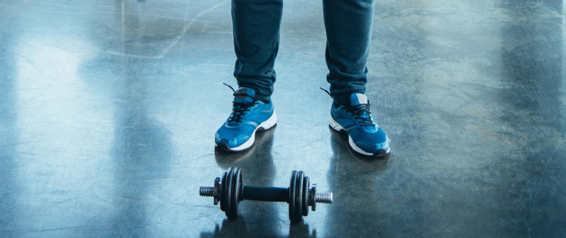 Na zdjęciu widać otyłego mężczyznę będącego na siłowni.