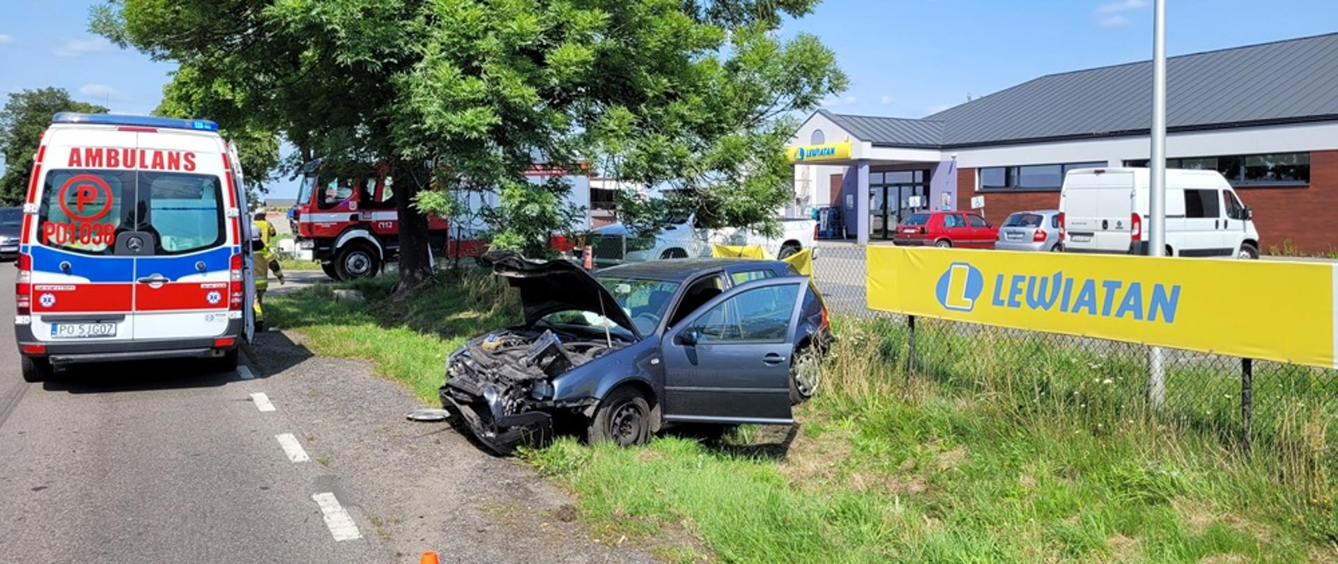Rozbity samochód w przydrożnym rowie.