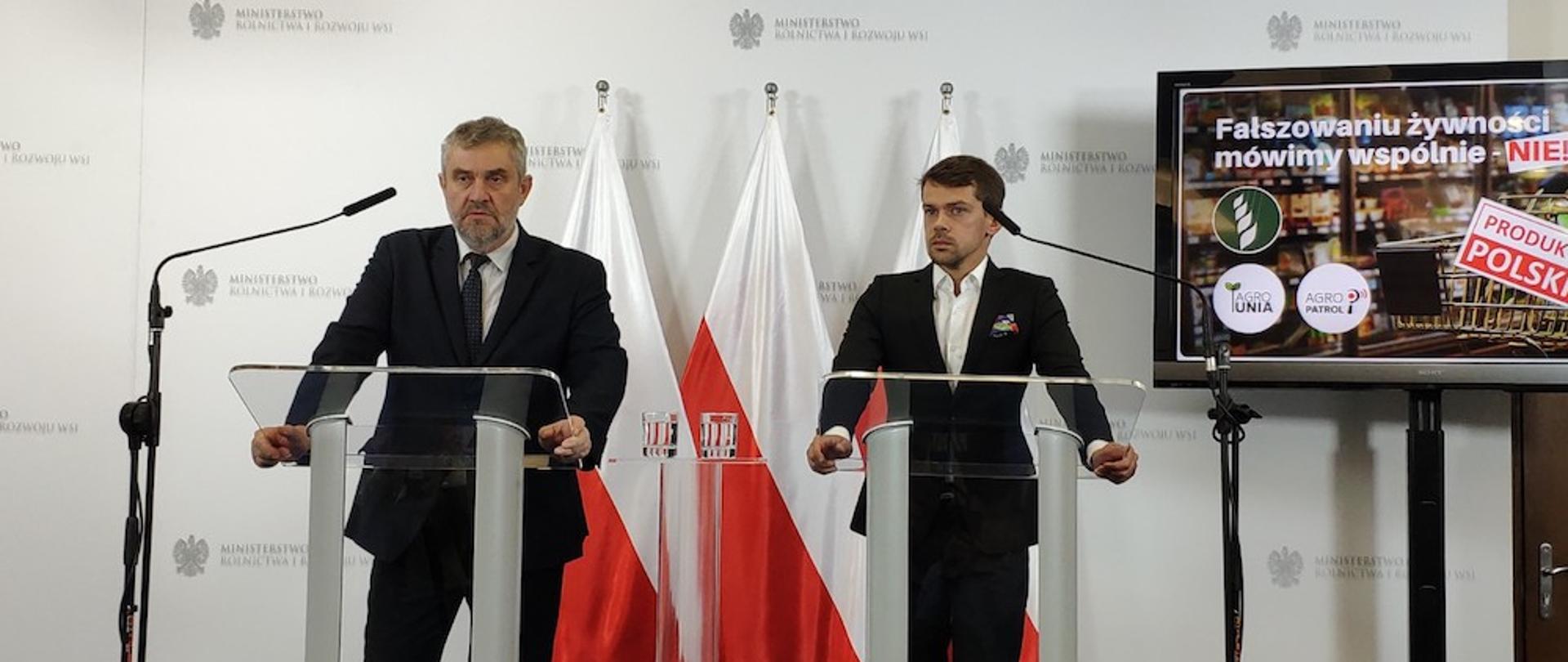 Minister rolnictwa i rozwoju wsi Jan Krzysztof Ardanowski oraz prezes Fundacji Agrounia Michał Kołodziejczak podczas konferencji prasowej