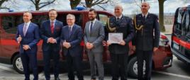 Zdjęcie przedstawia Komendanta Powiatowego PSP w Wałczu i Łobzie oraz Czesława Hoca i Artura Szałabawki - Posłów na Sejm RP, Zbigniewa Boguckiego - Wojewody Zachodniopomorskiego i Marka Subocza - Prezesa Zarządu Wojewódzkiego Funduszu Ochrony Środowiska i Gospodarki Wodnej w Szczecinie na tle nowego samochodu specjalnego Renault Trafic dla KP PSP w Wałczu
