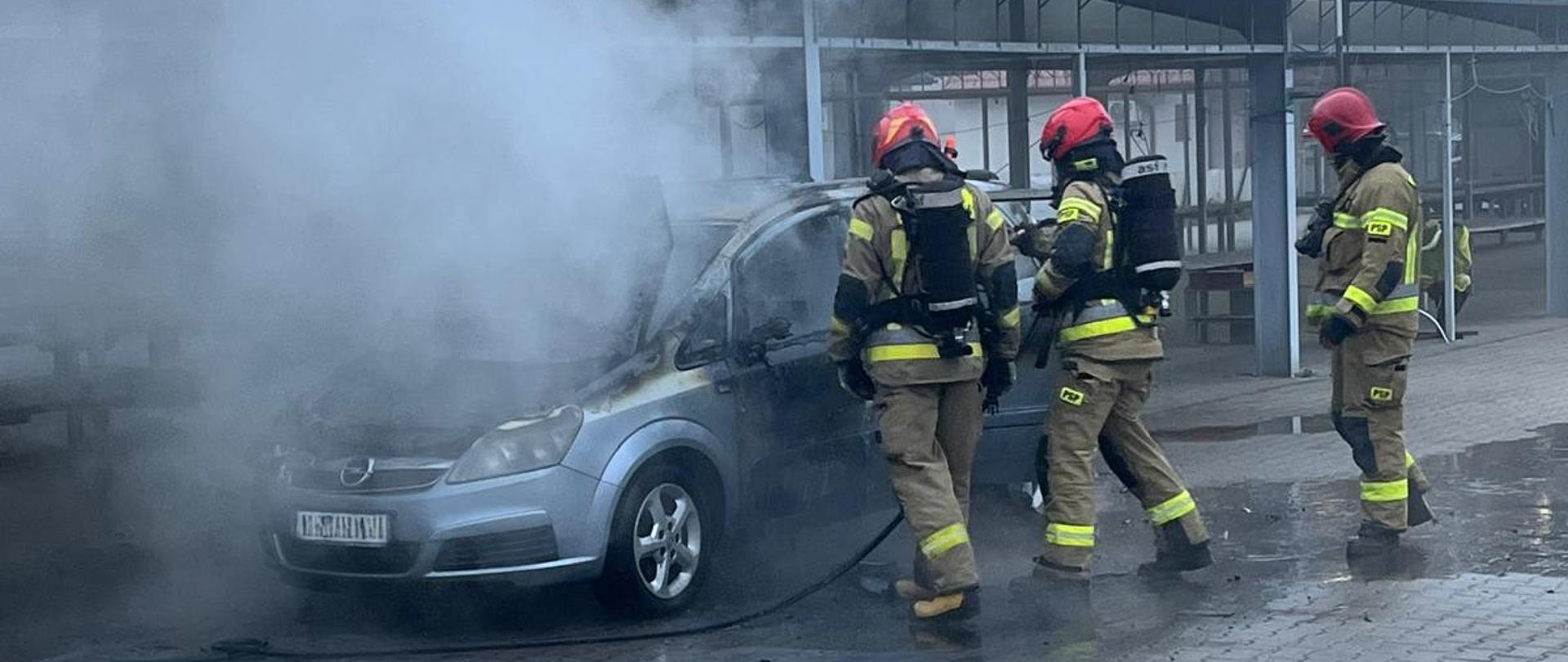 Pożar samochodu osobowego na targowisku miejskim