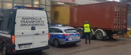 Zestaw ciężarowy w serwisie tachografów. Na miejsce kontroli wezwano również patrol Policji.