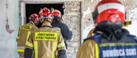 Zdjęcia przedstawiają strażaków Państwowej Straży Pożarnej podczas ćwiczeń Specjalistycznej Grupy Ratownictwa Technicznego "Brzeg" pn. "Browar 2021".