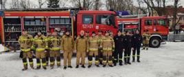 32 Finał WOŚP - Pokaz ratownictwa technicznego - strażacy przed samochodem.