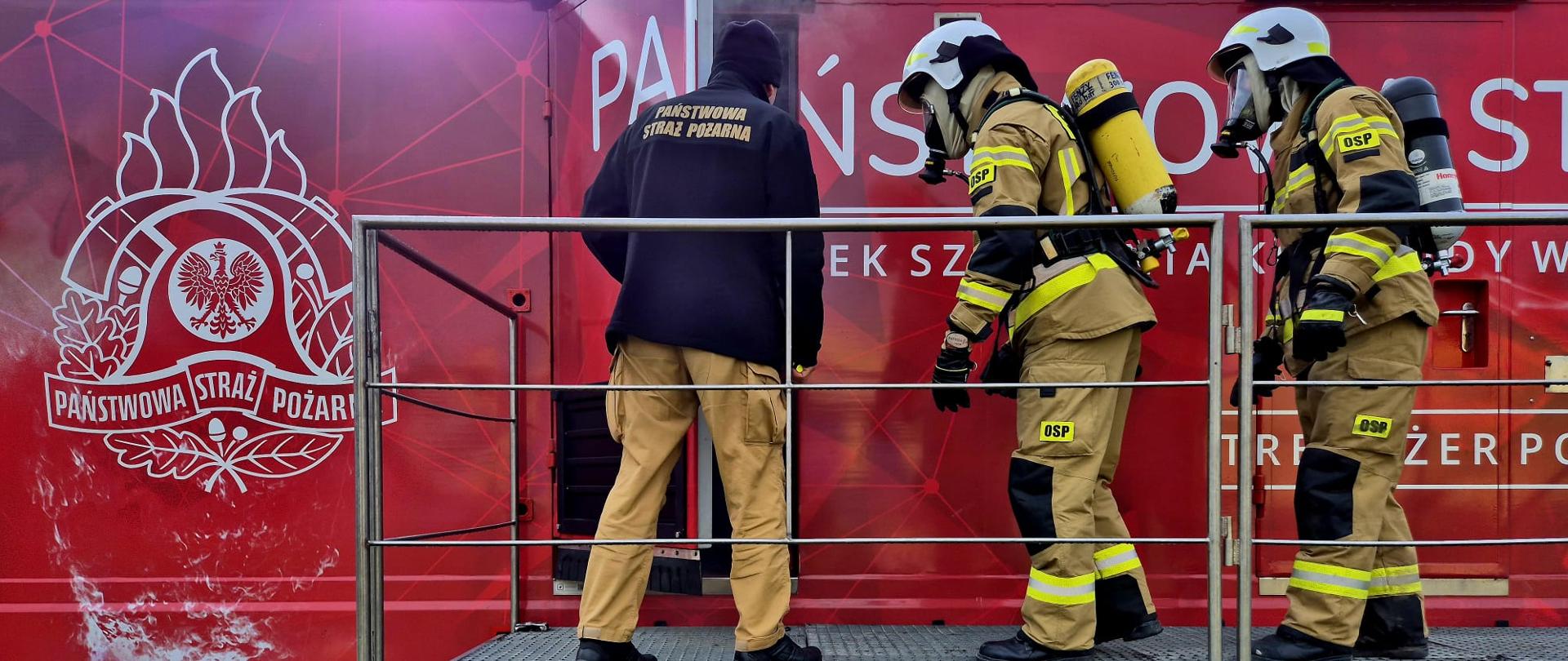 Mobilny trenażer pożarowy - strażacy przygotowują się do ćwiczenia
