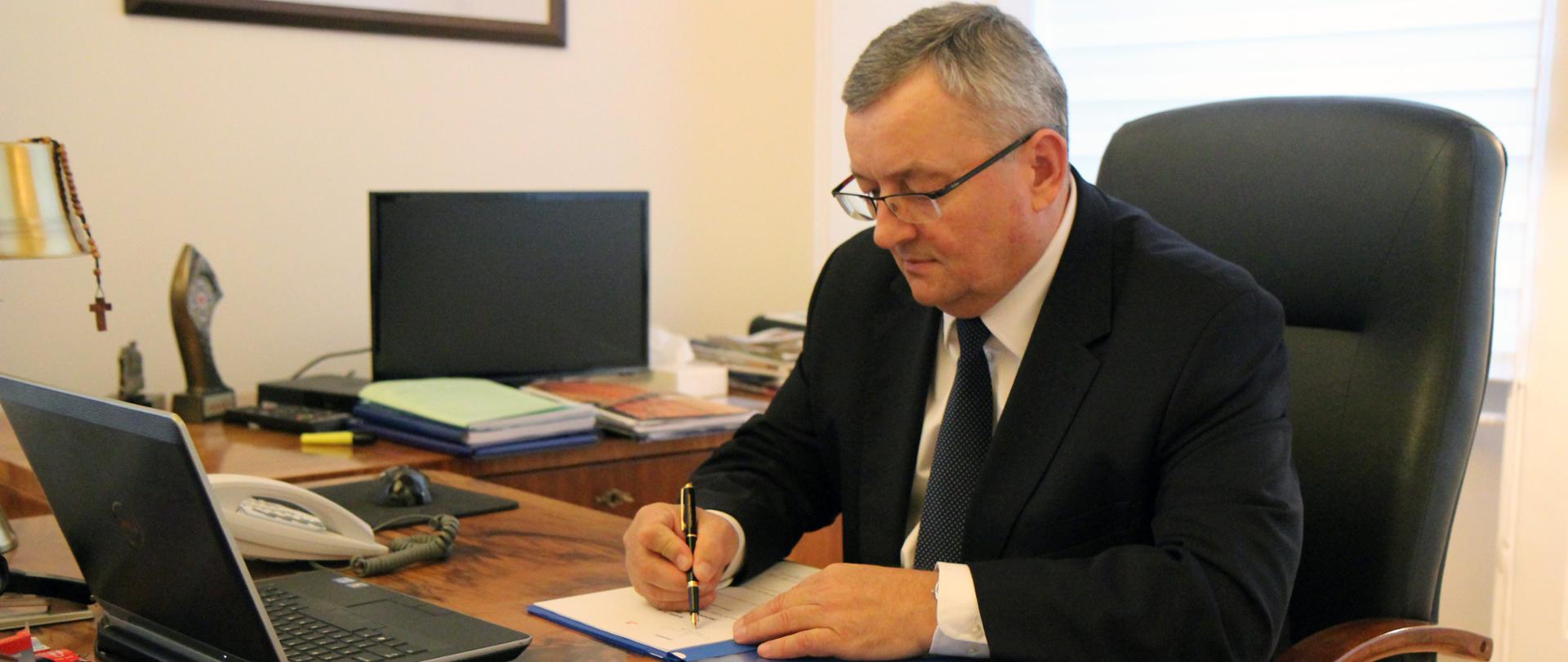 Minister infrastruktury Andrzej Adamczyk zaakceptował podział środków Funduszu Dróg Samorządowych w 2020 r.