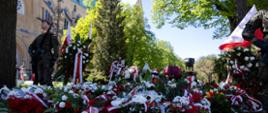 Kwiaty złożone na Grobie Nieznanego Żołnierza w Łodzi 