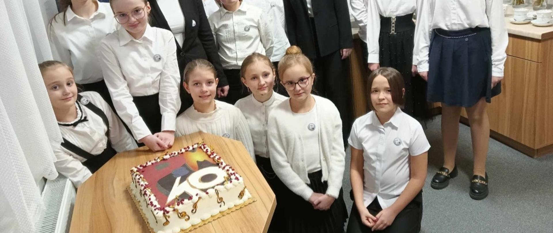 Uczniowie PSM I st. w Opocznie przy torcie