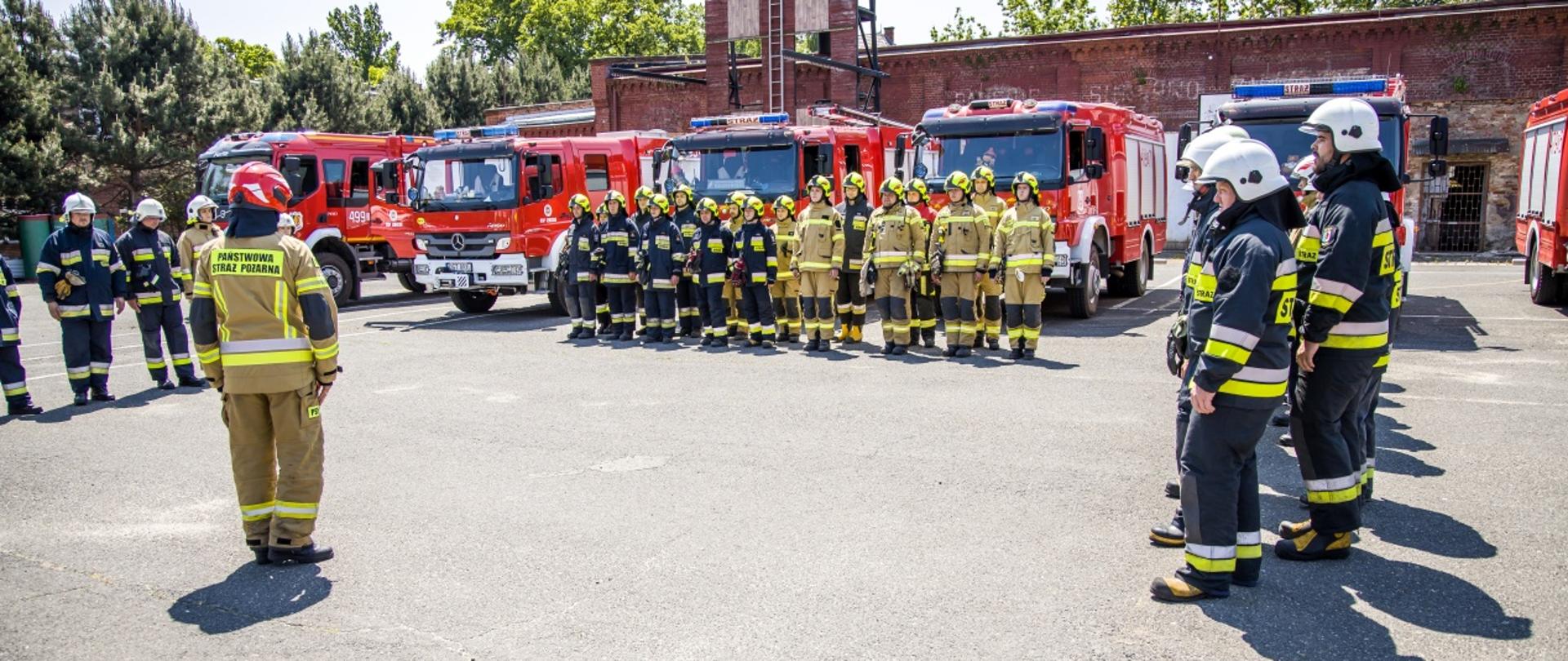 Zdjęcie przedstawia strażaków podczas ćwiczeń leśnych w miejscowości Prudnik w Nadleśnictwie Prudnik. W ćwiczeniach uczestniczyły siły i środki II Kompanii Gaśniczej WOO „Kędzierzyn” oraz VII Kompanii Gaśniczej „Strzelce”.