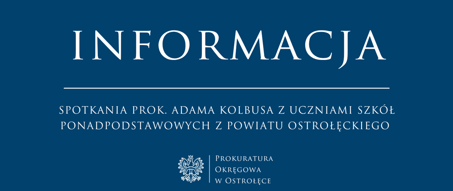 Biały tekst Informacja SPOTKANIA PROK. ADAMA KOLBUSA Z UCZNIAMI SZKÓŁ PONADPODSTAWOWYCH Z POWIATU OSTROŁĘCKIEGO na niebieski tle