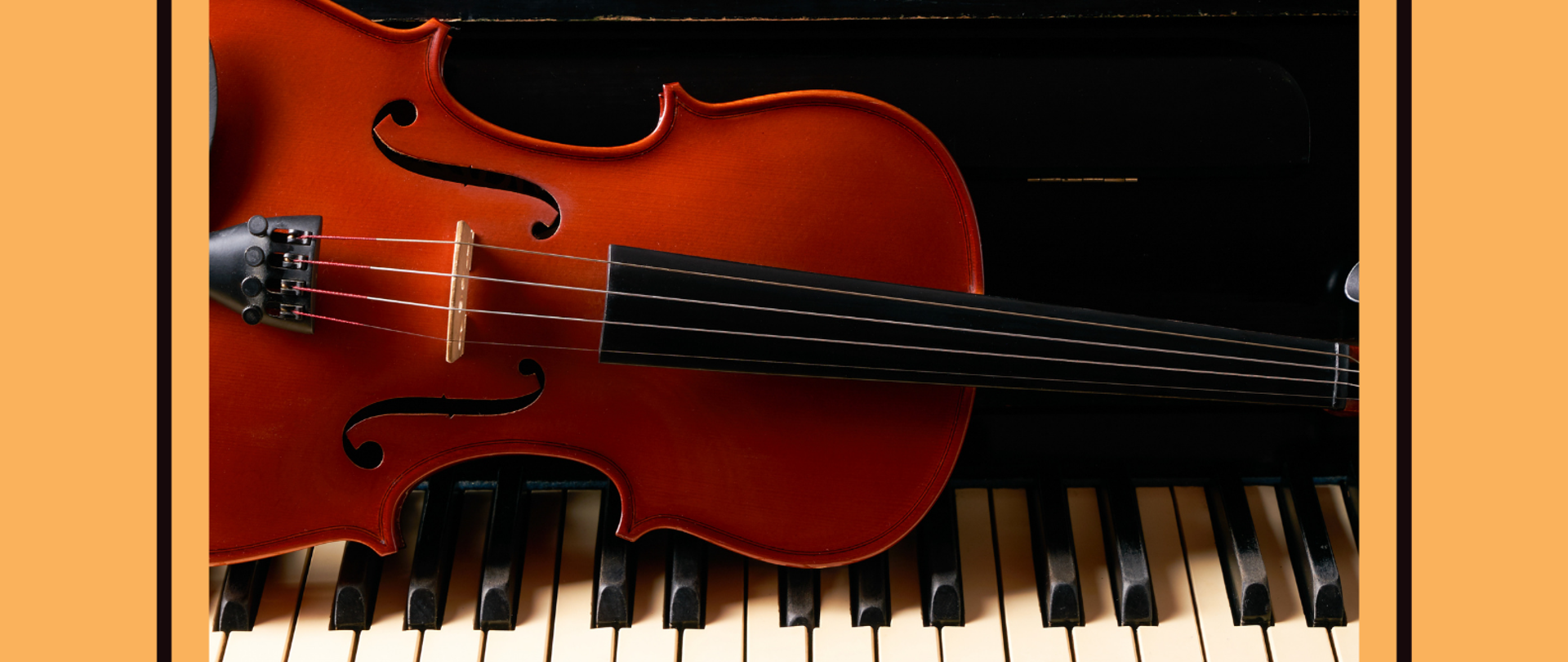 Tło zdjęcia w kolorze pomarańczowym, tylko rogi górny lewy i dolny prawy są czarne. W środkowej części klawiatura fortepianu, a na niej leżące skrzypce w odcieniu brązu. Na górze zdjęcia informacja o rodzaju imprezy, a na dole zdjęcia o dacie, godzinie i miejscu.