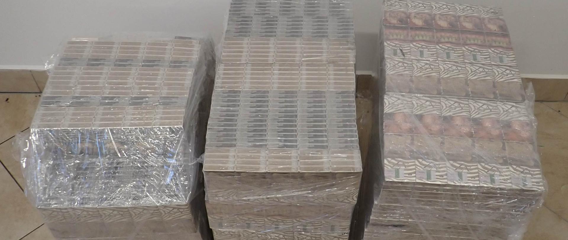 Tysiące papierosów w korytarzu.