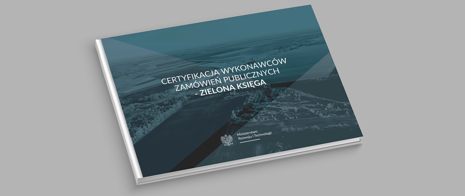Na szarym tle książka z napisem Zielona księga certyfikacji wykonawców zamówień publicznych