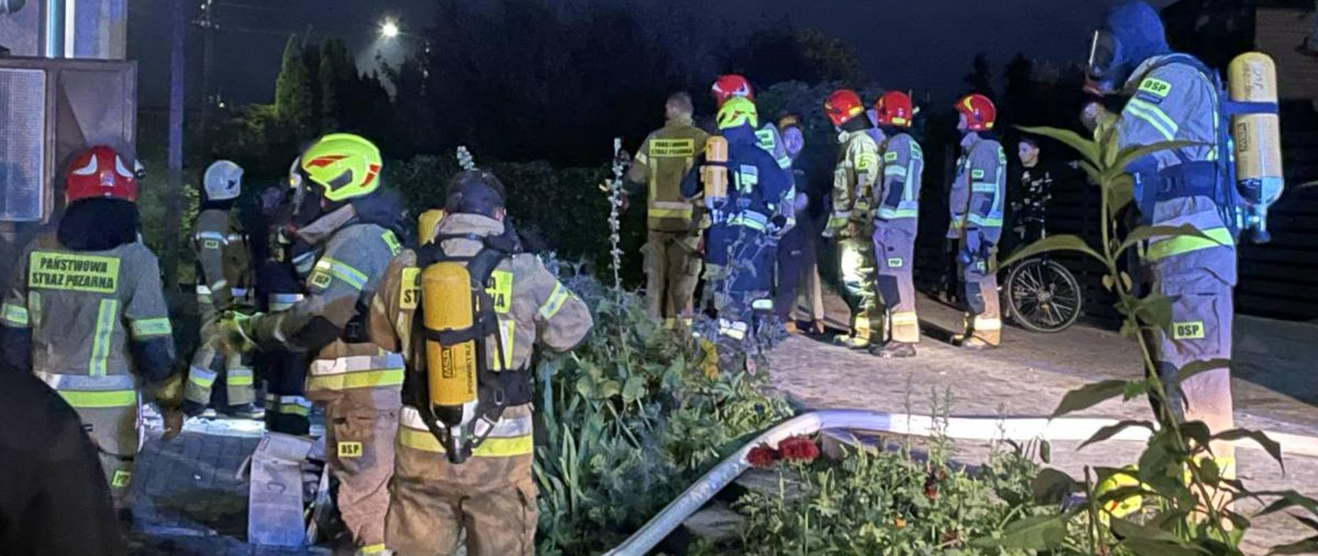 strażacy podczas działań gaśniczych związanych z pożarem piwicy w porze nocnej