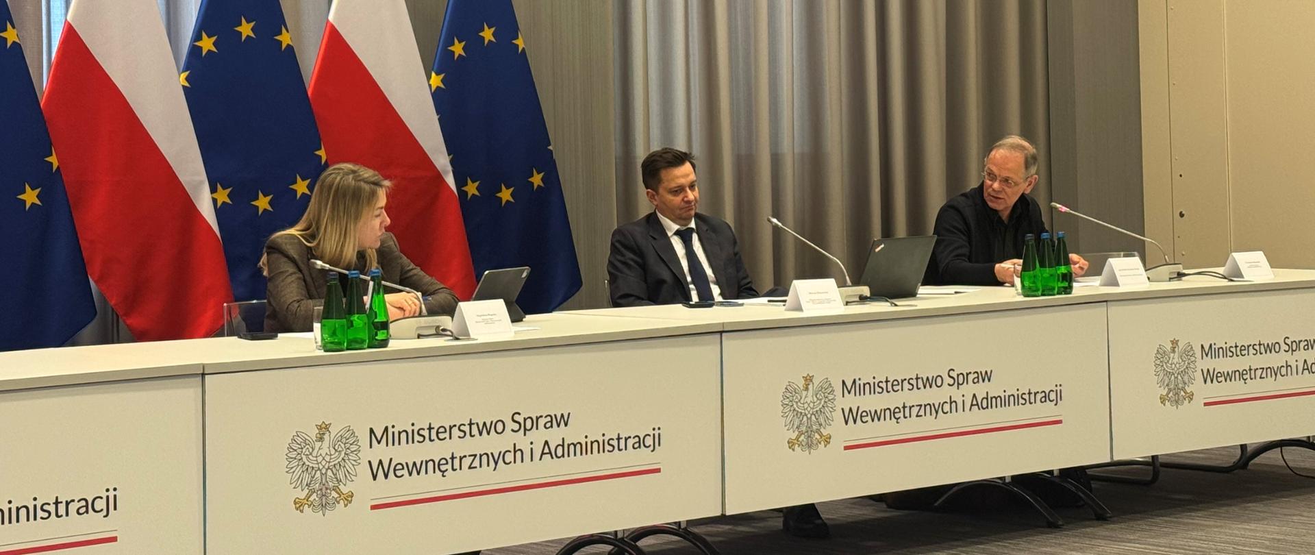 Spotkanie w MSWiA 15.01.2026 roku. Na zdjęciu od lewej: wiceminister MSWiA Magdalena Roguska, prezes Wód Polskich Mateusz Balcerowicz, profesor Janusz Zaleski - autor PRRP w zlewni Nysy Kłodzkiej