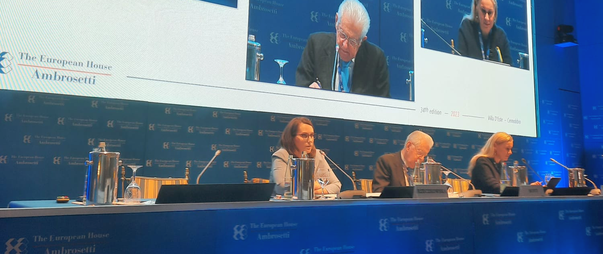 W prezydium konferencji minister M. Rzeczkowska i 2 inne osoby