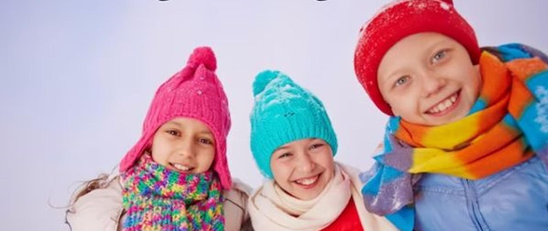 logotyp Państwowej Inspekcji Sanitarnej, hasło POD OKIEM SANEPIDU zaczynamy ferie, troje uśmiechniętych dzieci w zimowych czapkach i kurtkach
