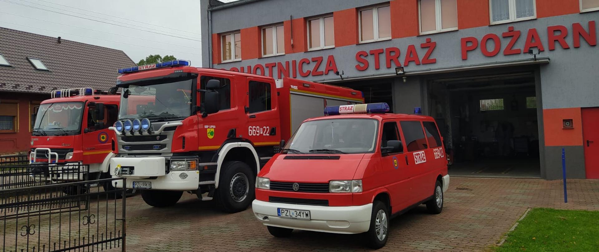 Na zdjęciu samochód strażacki czerwony .