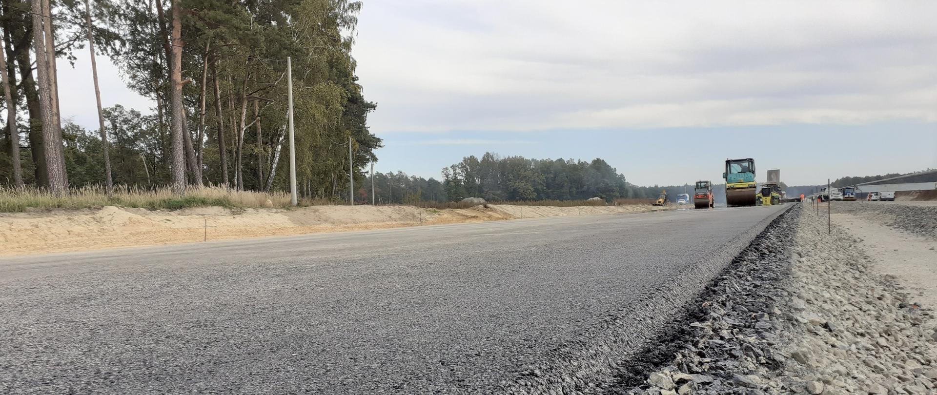 Pierwsze prace bitumiczne na budowie obwodnicy Olesna w ciągu S11