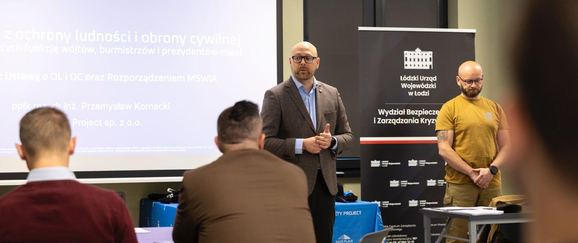 Dyrektor Biura Wojewody Tobiasz Puchalski podczas szkolenia z zakresu ochrony ludności i obrony cywilnej 