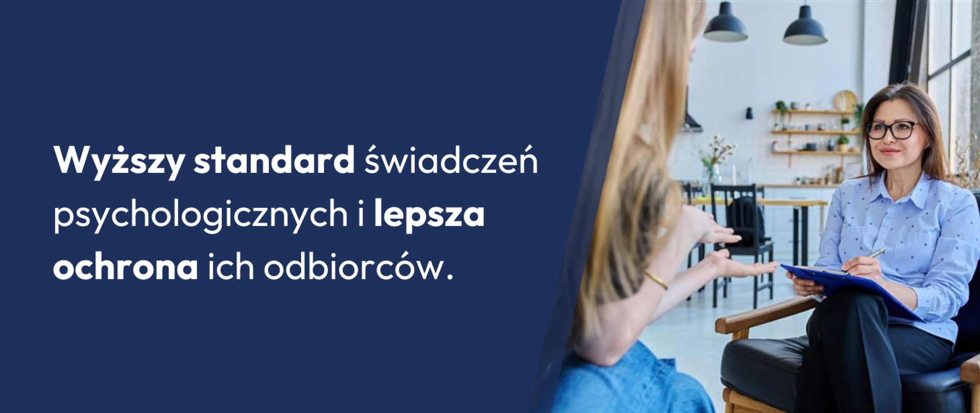 Na zdjęciu psycholożka udzielająca porady pacjentce.